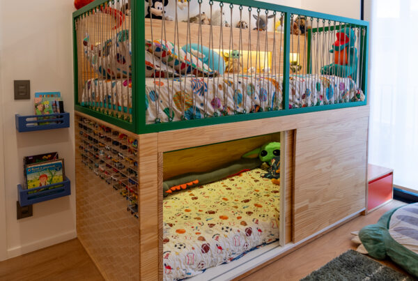 Quarto Infantil com Cama Elevada e Espaço Esconderijo